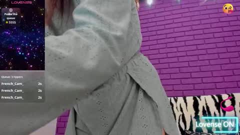 Snapshot of glowmimi chatting on 11.11.25 Mia online show from 11.11.25