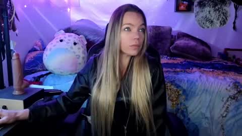 Snapshot of goddess_of_mars chatting on 03.11.25 Patricia Mars Goddess of Mars twitter thegoddessmindy online show from 03.11.25