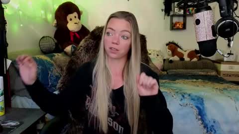 Snapshot of goddess_of_mars chatting on 11.11.25 Patricia Mars Goddess of Mars twitter thegoddessmindy online show from 11.11.25