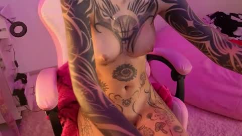 Snapshot of goddess_vee_ chatting on 01.14.26 vee online show from 01.14.26