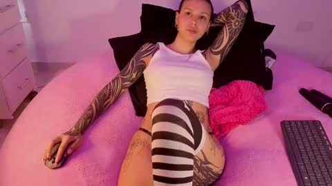 Snapshot of goddess_vee_ chatting on 03.06.26 vee online show from 03.06.26