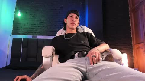 Snapshot of godly_huan chatting on 12.21.24 HUAN online show from 12.21.24