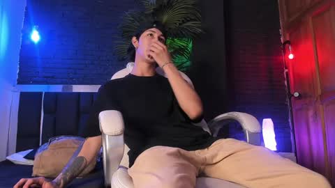 Snapshot of godly_huan chatting on 01.18.25 HUAN online show from 01.18.25