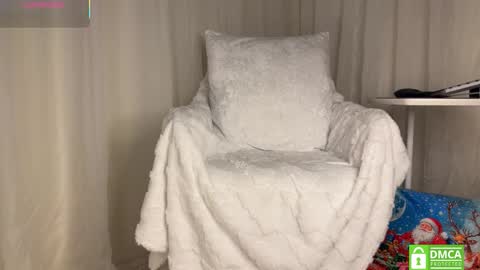 Snapshot of gold_starling chatting on 12.21.25 Bianca online show from 12.21.25