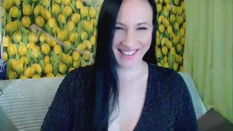 Snapshot of goldmoonn chatting on 11.19.25 goldmoonn online show from 11.19.25