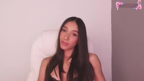 Snapshot of gorgeous_brunette chatting on 12.18.25 Rose online show from 12.18.25