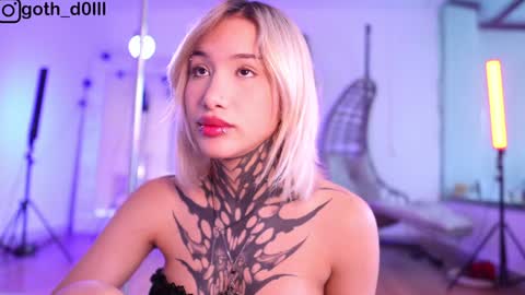 Snapshot of goth_dolll chatting on 01.25.25 sophie Special celebration a the beach 300k followers 3011 and 0112 online show from 01.25.25