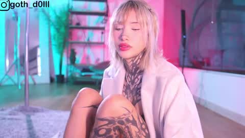 Snapshot of goth_dolll chatting on 02.24.25 sophie Special celebration a the beach 300k followers 3011 and 0112 online show from 02.24.25