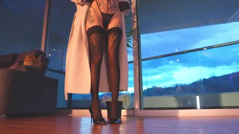 Snapshot of goth_dolll chatting on 03.08.25 sophie Special celebration a the beach 300k followers 3011 and 0112 online show from 03.08.25