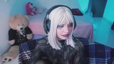 Snapshot of gothvampiredoll chatting on 10.01.25 Isa online show from 10.01.25