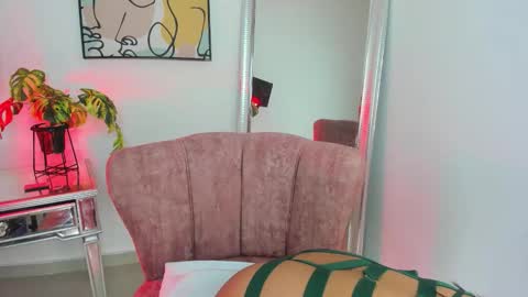 Snapshot of grace_tom1 chatting on 09.15.25 GRACE KIROZ online show from 09.15.25