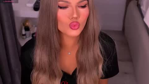 Snapshot of gracianelee chatting on 10.03.25 Grace online show from 10.03.25