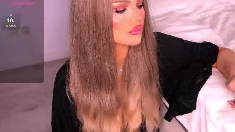 Snapshot of gracianelee chatting on 10.12.25 Grace online show from 10.12.25