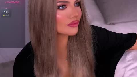 Snapshot of gracianelee chatting on 10.17.25 Grace online show from 10.17.25