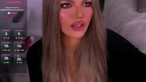 Snapshot of gracianelee chatting on 10.27.25 Grace online show from 10.27.25