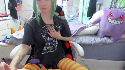 Snapshot of greeneyedlovexo chatting on 10.03.25 GreenEyedLovexo online show from 10.03.25