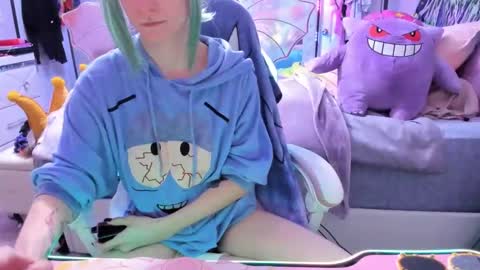 Snapshot of greeneyedlovexo chatting on 11.06.25 GreenEyedLovexo online show from 11.06.25