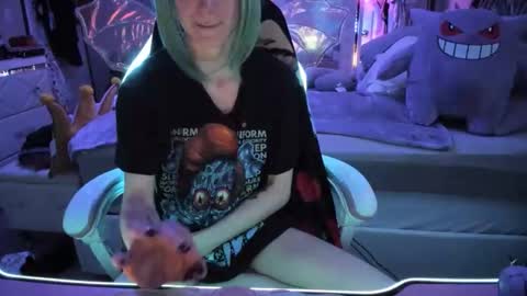 Snapshot of greeneyedlovexo chatting on 11.08.25 GreenEyedLovexo online show from 11.08.25