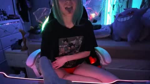 Snapshot of greeneyedlovexo chatting on 11.19.25 GreenEyedLovexo online show from 11.19.25