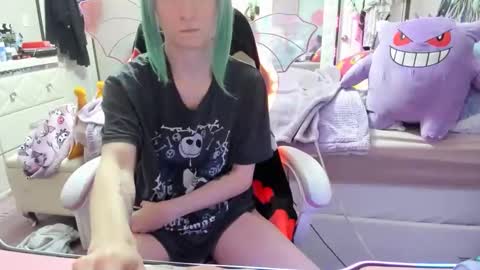 Snapshot of greeneyedlovexo chatting on 12.01.25 GreenEyedLovexo online show from 12.01.25