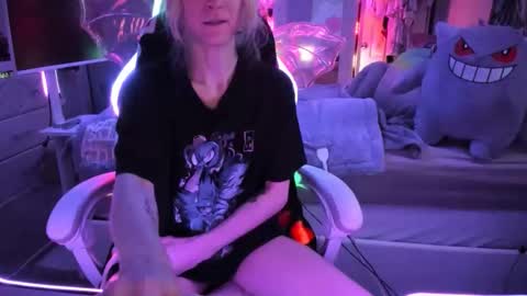 Snapshot of greeneyedlovexo chatting on 12.14.25 GreenEyedLovexo online show from 12.14.25