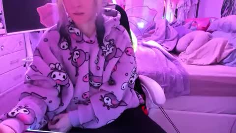 Snapshot of greeneyedlovexo chatting on 12.15.25 GreenEyedLovexo online show from 12.15.25