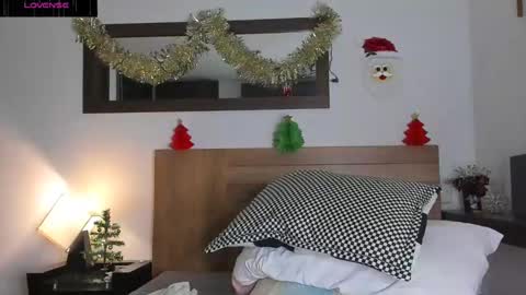 Snapshot of greeneyes_col chatting on 12.08.24 Juan online show from 12.08.24