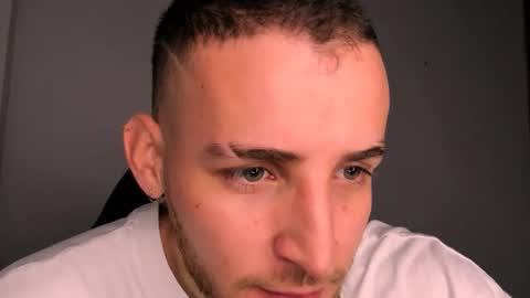 Snapshot of greeneyes_col chatting on 10.10.25 Juan online show from 10.10.25