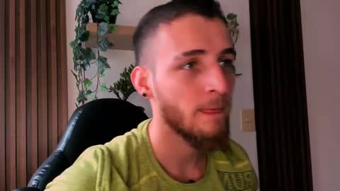 Snapshot of greeneyes_col chatting on 11.20.25 Juan online show from 11.20.25