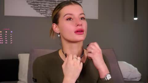 Snapshot of greengazon chatting on 12.01.25 Kelly online show from 12.01.25