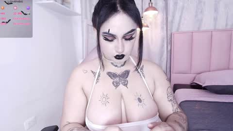 Snapshot of greennbella chatting on 01.24.25 online show from 01.24.25