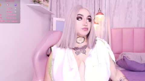 Snapshot of greennbella chatting on 02.13.25 online show from 02.13.25