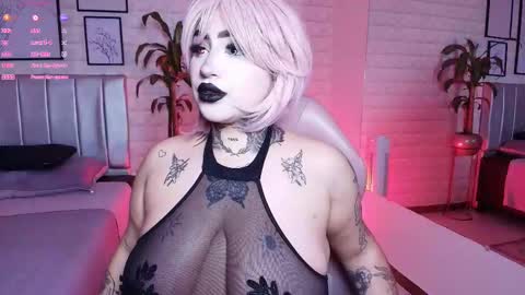 Snapshot of greennbella chatting on 09.10.25 online show from 09.10.25