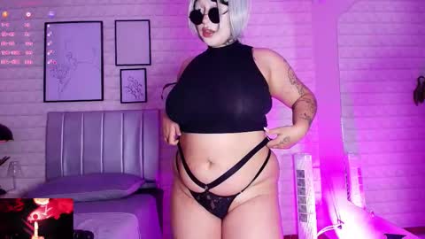 Snapshot of greennbella chatting on 09.22.25 online show from 09.22.25