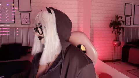 Snapshot of greennbella chatting on 09.23.25 online show from 09.23.25