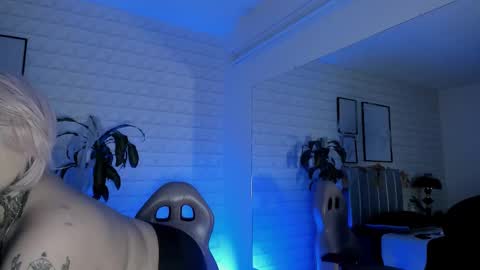 Snapshot of greennbella chatting on 10.27.25 online show from 10.27.25