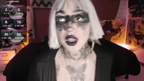 Snapshot of greennbella chatting on 10.31.25 online show from 10.31.25