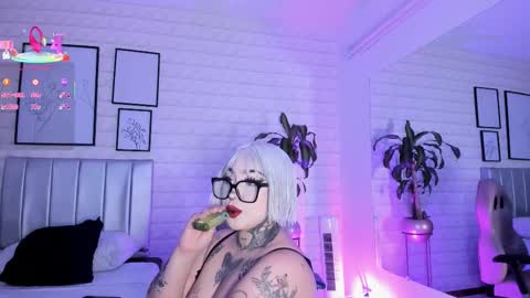 Snapshot of greennbella chatting on 11.11.25 online show from 11.11.25