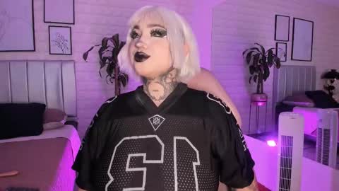 Snapshot of greennbella chatting on 11.20.25 online show from 11.20.25