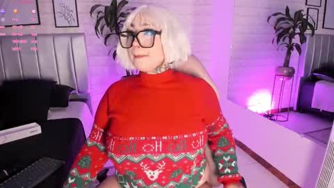 Snapshot of greennbella chatting on 12.02.25 online show from 12.02.25