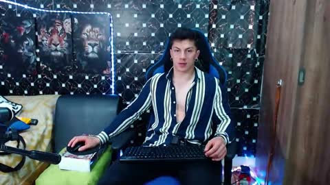 Snapshot of griego01 chatting on 09.30.25 griego01 online show from 09.30.25