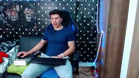 Snapshot of griego01 chatting on 10.09.25 griego01 online show from 10.09.25