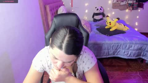 Hello Im Julieta Im 25 years old welcome to my room have fun and be happy. online show from 02.08.25