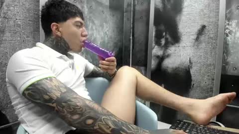 Snapshot of gury_tattoo chatting on 05.23.26 Gury online show from 05.23.26