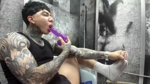 Snapshot of gury_tattoo chatting on 05.27.26 Gury online show from 05.27.26