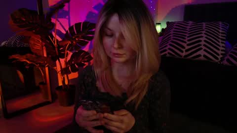 Snapshot of gwenhilton chatting on 01.22.25 gwenhilton online show from 01.22.25