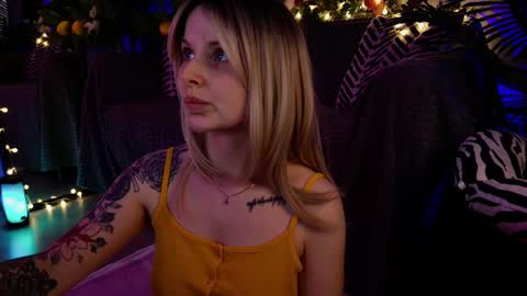 Snapshot of gwenhilton chatting on 02.13.25 gwenhilton online show from 02.13.25