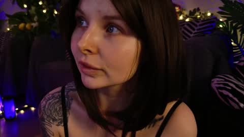 Snapshot of gwenhilton chatting on 03.11.25 gwenhilton online show from 03.11.25