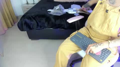 gyal_8_ online show from 11.29.25