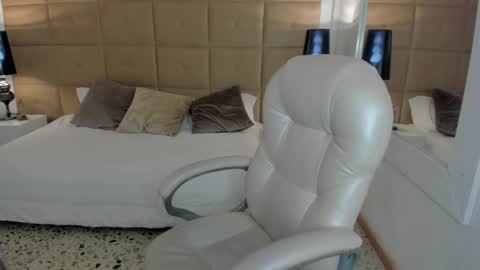 Snapshot of hailey_florez chatting on 02.13.25 hailey online show from 02.13.25